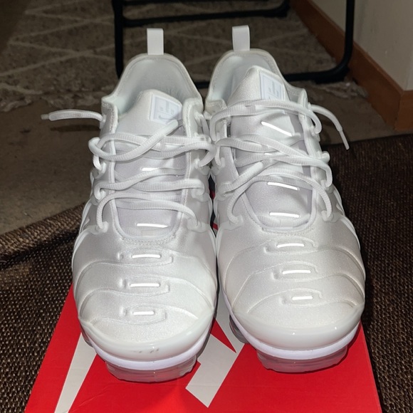 ALL WHITE VAPORMAX PLUS - Picture 2 of 3